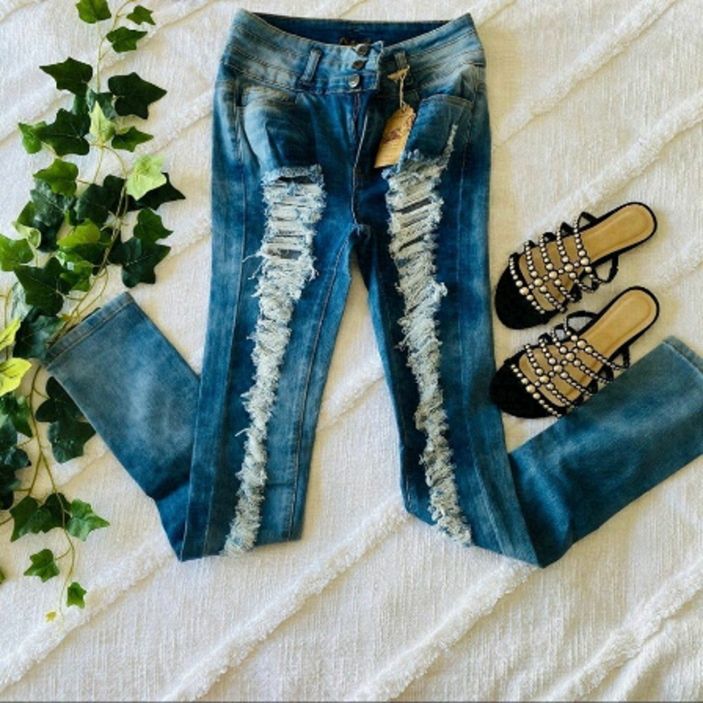 CHIQLE JEANS size 27 NWT SKINNY 30” inseam ripped